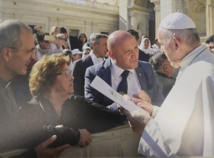 Nicolò Mannino e Papa Francesco 696x514