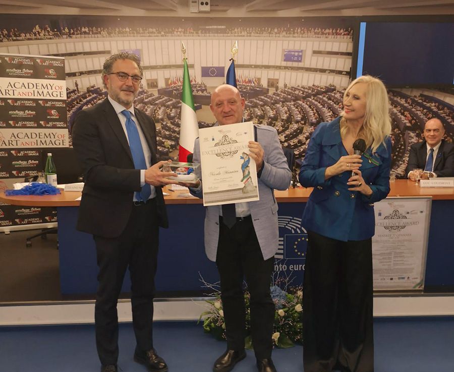 Renato Cortese premia Nicolò Mannino nella sede del Parlamento Europeo in Italia